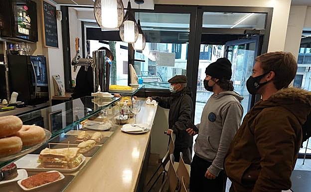 Hernaniarras han aprovechado la mañana para tomar algo en el bar.