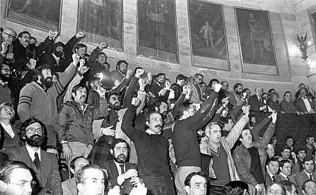 Día 4. Miembros de HB, en pie y puño en alto, interrumpieron el discurso del Rey y entonaron el 'Eusko gudariak'. 