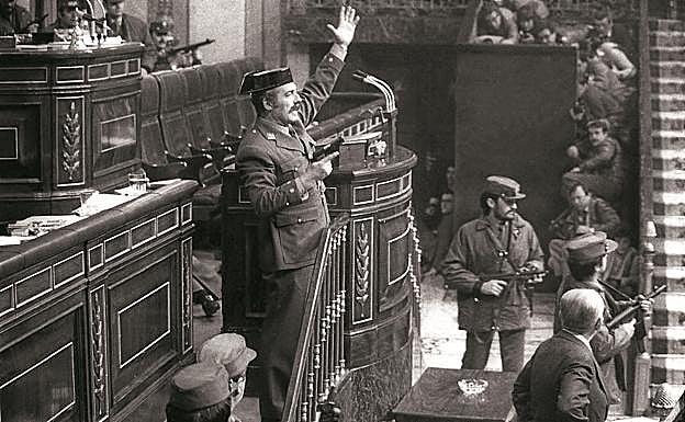 Día 23. Tejero irrumpe, pistola en mano, en el Congreso en la investidura de Calvo Sotelo como presidente.