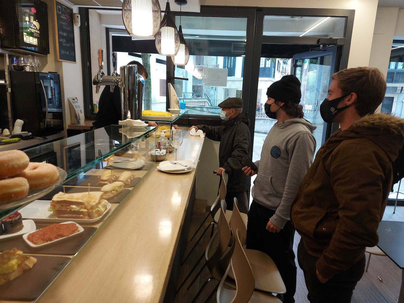 Donostia, Irun o Tolosa son algunos de los municipios con alta transmisión del virus que han podido reabrir sus bares gracias al recurso de los hosteleros.