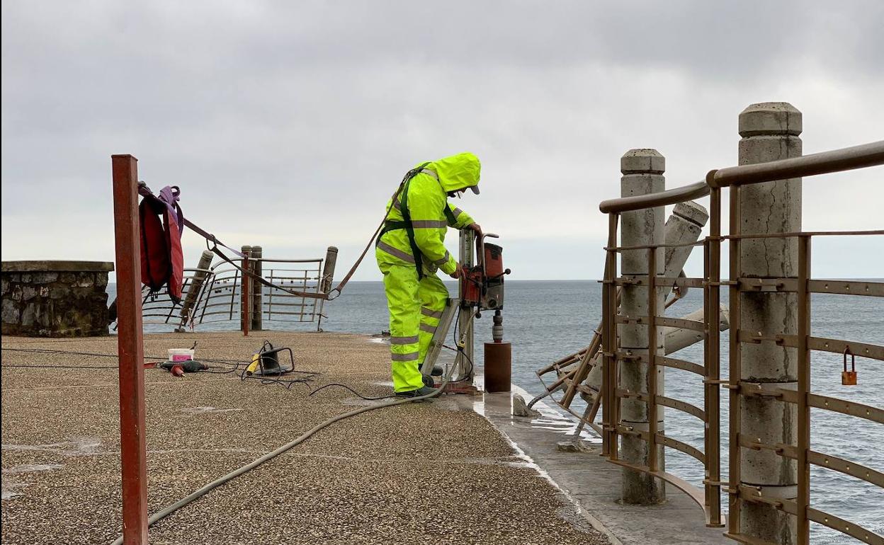 Operario en pleno trabajo de reposición en el Paseo Nuevo. 