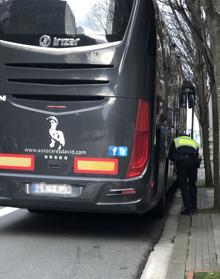 Imagen secundaria 2 - 1.- Lugar de los hechos | 2.- Dispositivo de seguridad desplazado a la zona | 3.- Guardia Municipal realizando una inspección visual del exterior del autobús. 