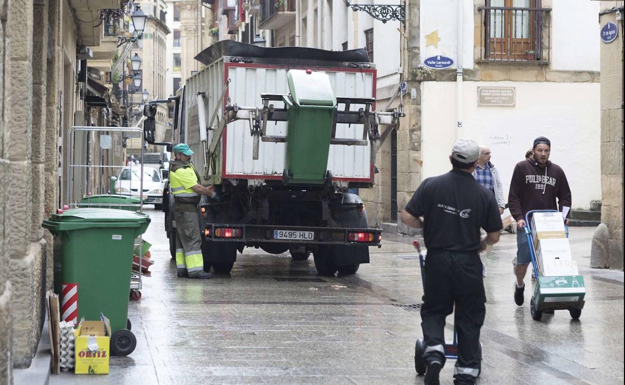 El servicio de recogida de basuras, en la calle 31 de Agost