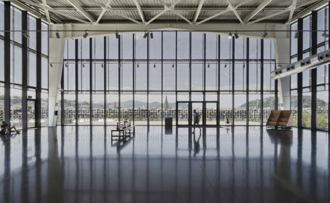 Vista del prisma que corona la cubierta de la antigua fábrica donostiarra de tabacos.