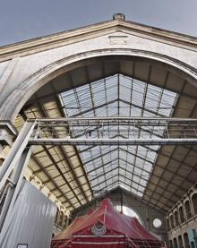 Imagen secundaria 2 - Tabakalera conserva su escalera central original. Marsella. Una vista del interior de la antigua fábrica de tabacos La Friche de la Belle de Mai. París. El Cent Quatre ocupa desde 2008 una antigua funeraria del Distrito 19 de la capital francesa.