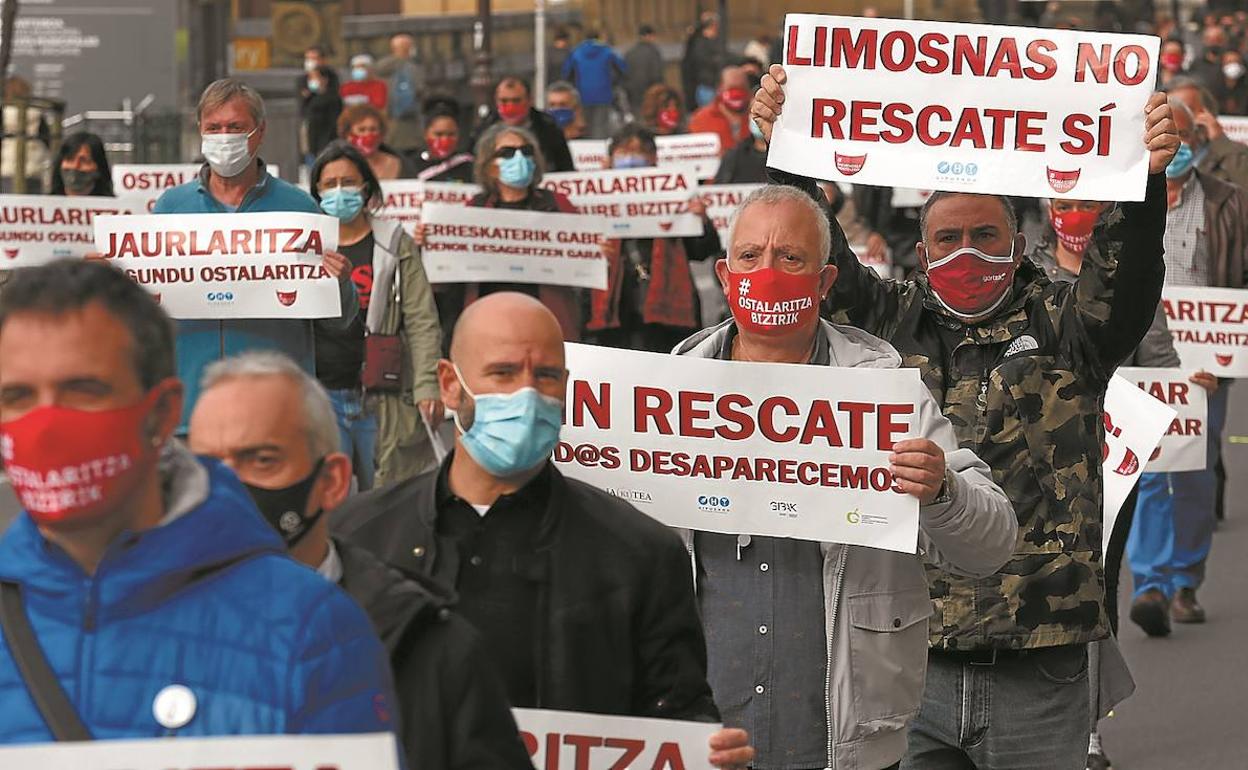 Manifestación de los hosteleros en Donostia, en la que reclamaron ayudas y un rescate para el sector.