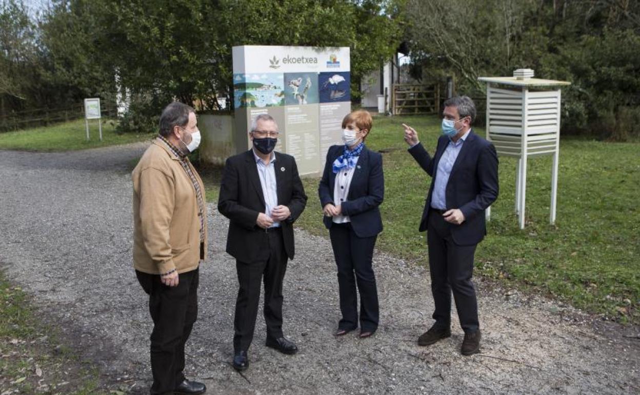 Los alcalde de Hondarribia e Irun, Txomin Sagarzazu y José Antonio Santano, flanquean al diputado José Ignacio Asensio y a la consejera Arantxa Tapia en el parque ecológico de Plaiaundi. 