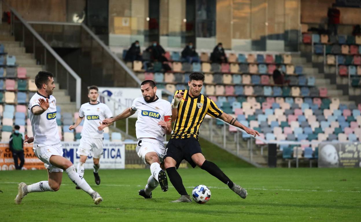 El jugador del Barakaldo Alain Ribeiro se dispone a disparar con pierna izquierda. 