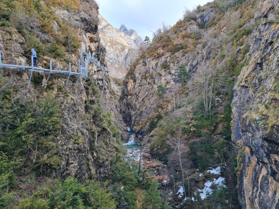 Esta primavera se inaugurará la pasarela de un kilómetro construida en el desfiladero del río Caldarés, cerca de la estación de esquí