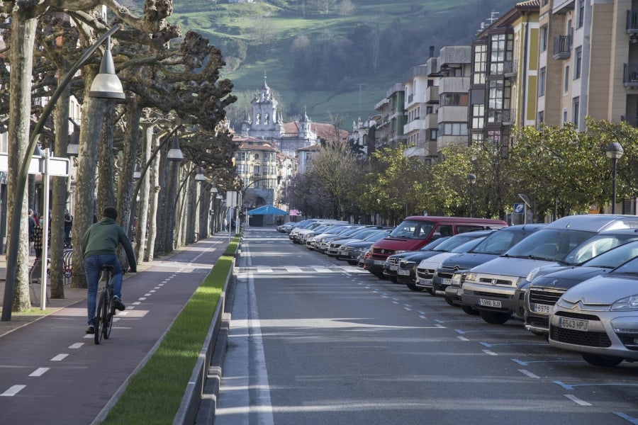 El calendario marca que es domingo de carnaval pero en las calles de la villa papelera parece un domingo más de la época Covid. Apenas en algunas terrazas de bares se ha podido ver a gente disfrazada o con un alguna peluca que diera «color» a la cita entre amigos o familiares. 