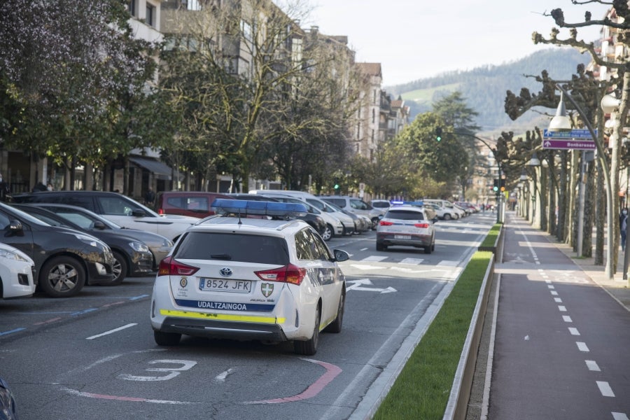 El calendario marca que es domingo de carnaval pero en las calles de la villa papelera parece un domingo más de la época Covid. Apenas en algunas terrazas de bares se ha podido ver a gente disfrazada o con un alguna peluca que diera «color» a la cita entre amigos o familiares. 