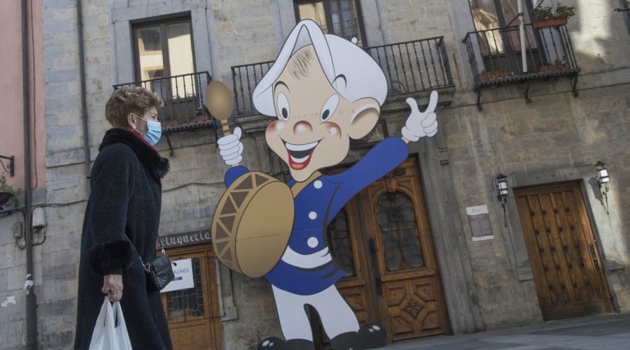 El calendario marca que es domingo de carnaval pero en las calles de la villa papelera parece un domingo más de la época Covid. Apenas en algunas terrazas de bares se ha podido ver a gente disfrazada o con un alguna peluca que diera «color» a la cita entre amigos o familiares. 