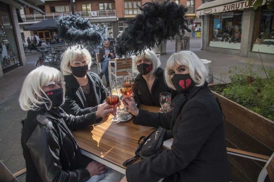 El calendario marca que es domingo de carnaval pero en las calles de la villa papelera parece un domingo más de la época Covid. Apenas en algunas terrazas de bares se ha podido ver a gente disfrazada o con un alguna peluca que diera «color» a la cita entre amigos o familiares. 