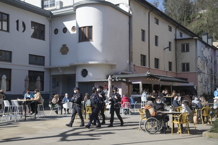 El calendario marca que es domingo de carnaval pero en las calles de la villa papelera parece un domingo más de la época Covid. Apenas en algunas terrazas de bares se ha podido ver a gente disfrazada o con un alguna peluca que diera «color» a la cita entre amigos o familiares. 