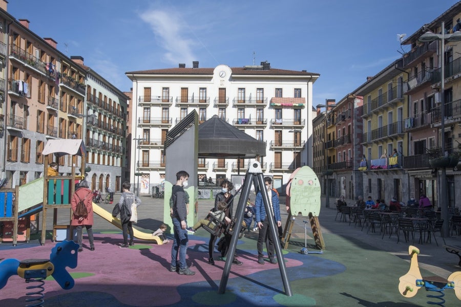 El calendario marca que es domingo de carnaval pero en las calles de la villa papelera parece un domingo más de la época Covid. Apenas en algunas terrazas de bares se ha podido ver a gente disfrazada o con un alguna peluca que diera «color» a la cita entre amigos o familiares. 