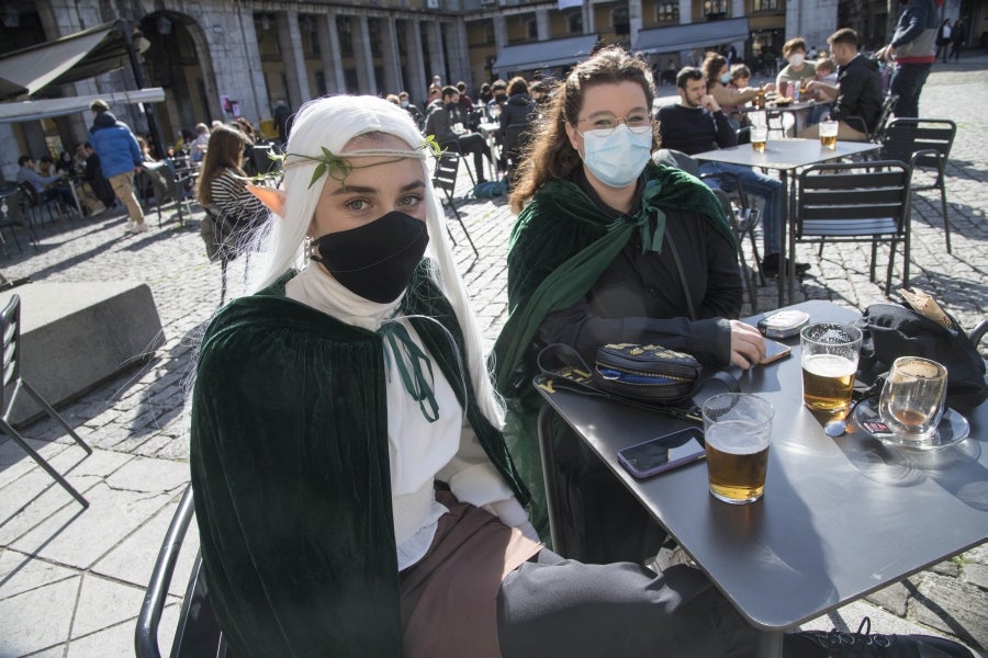 El calendario marca que es domingo de carnaval pero en las calles de la villa papelera parece un domingo más de la época Covid. Apenas en algunas terrazas de bares se ha podido ver a gente disfrazada o con un alguna peluca que diera «color» a la cita entre amigos o familiares. 