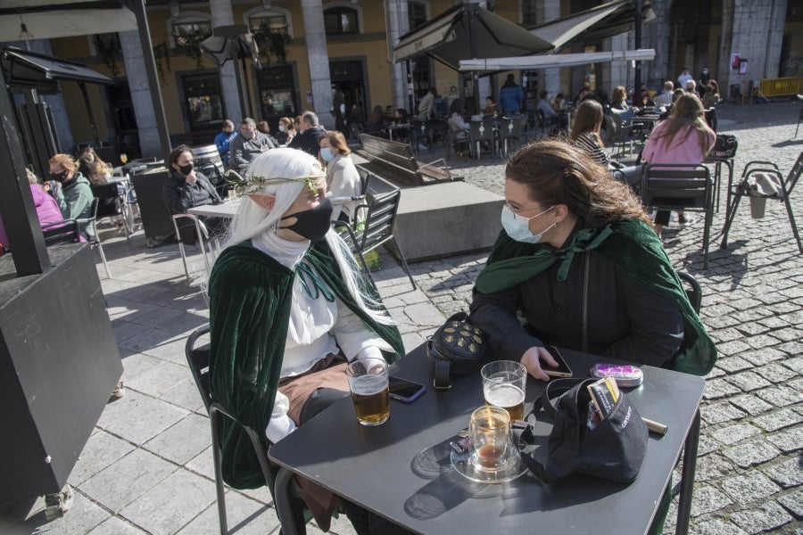 El calendario marca que es domingo de carnaval pero en las calles de la villa papelera parece un domingo más de la época Covid. Apenas en algunas terrazas de bares se ha podido ver a gente disfrazada o con un alguna peluca que diera «color» a la cita entre amigos o familiares. 