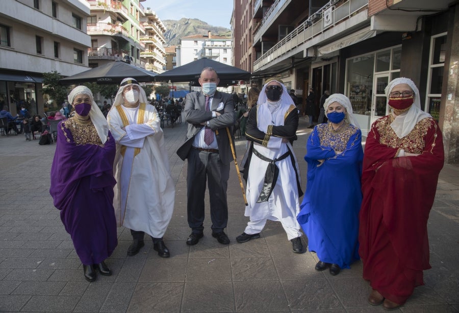 El calendario marca que es domingo de carnaval pero en las calles de la villa papelera parece un domingo más de la época Covid. Apenas en algunas terrazas de bares se ha podido ver a gente disfrazada o con un alguna peluca que diera «color» a la cita entre amigos o familiares. 