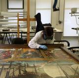 Una especialista trata el retablo flamenco hallado en Zumaia. 