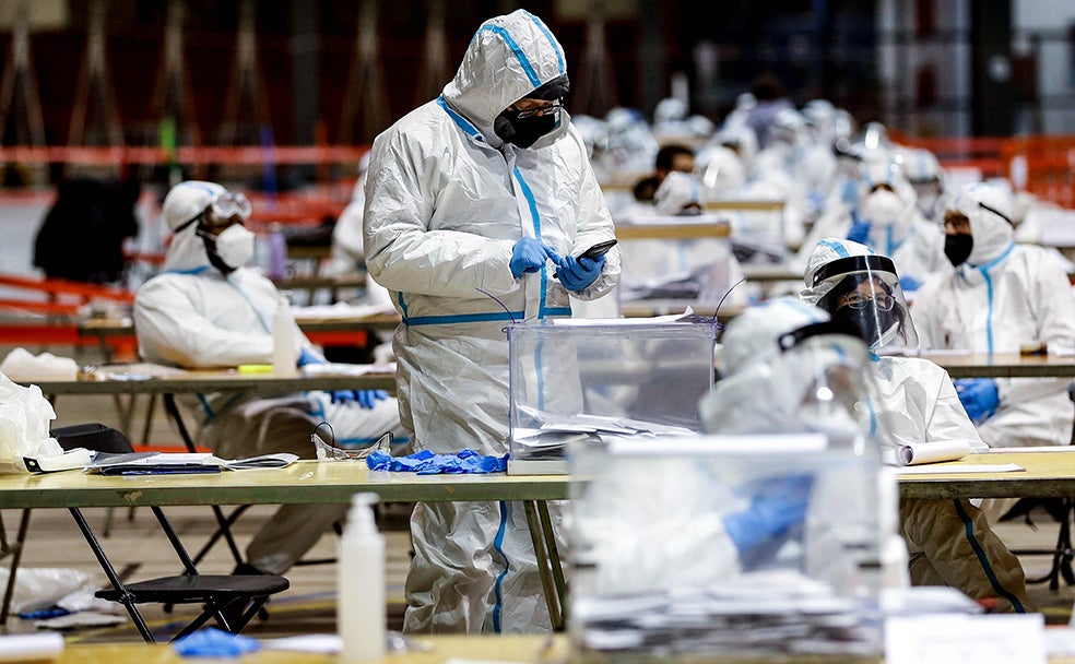 Los componentes de las mesas electorales con los EPI (equipos de protección individual) en el Polideportivo de la Estación del Norte de Barcelona.