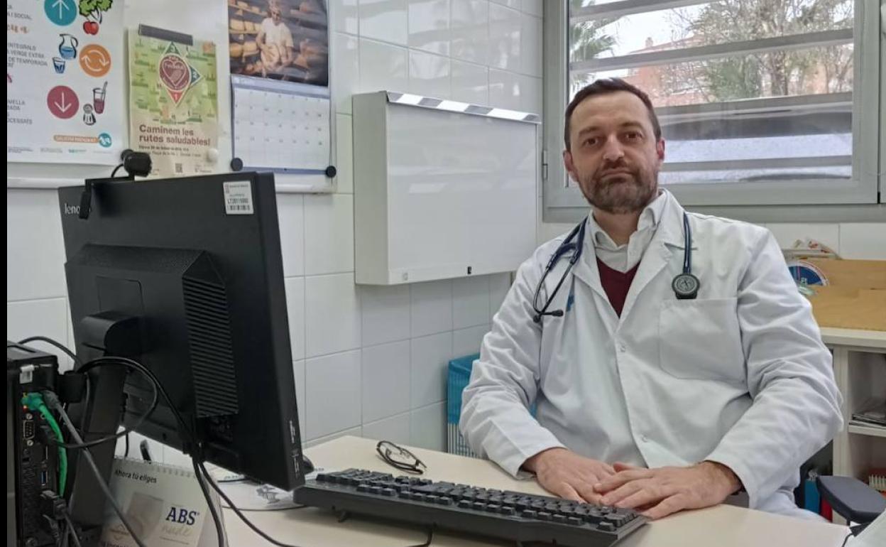El médico irundarra Francisco Mera, en su consulta de Barcelona. 