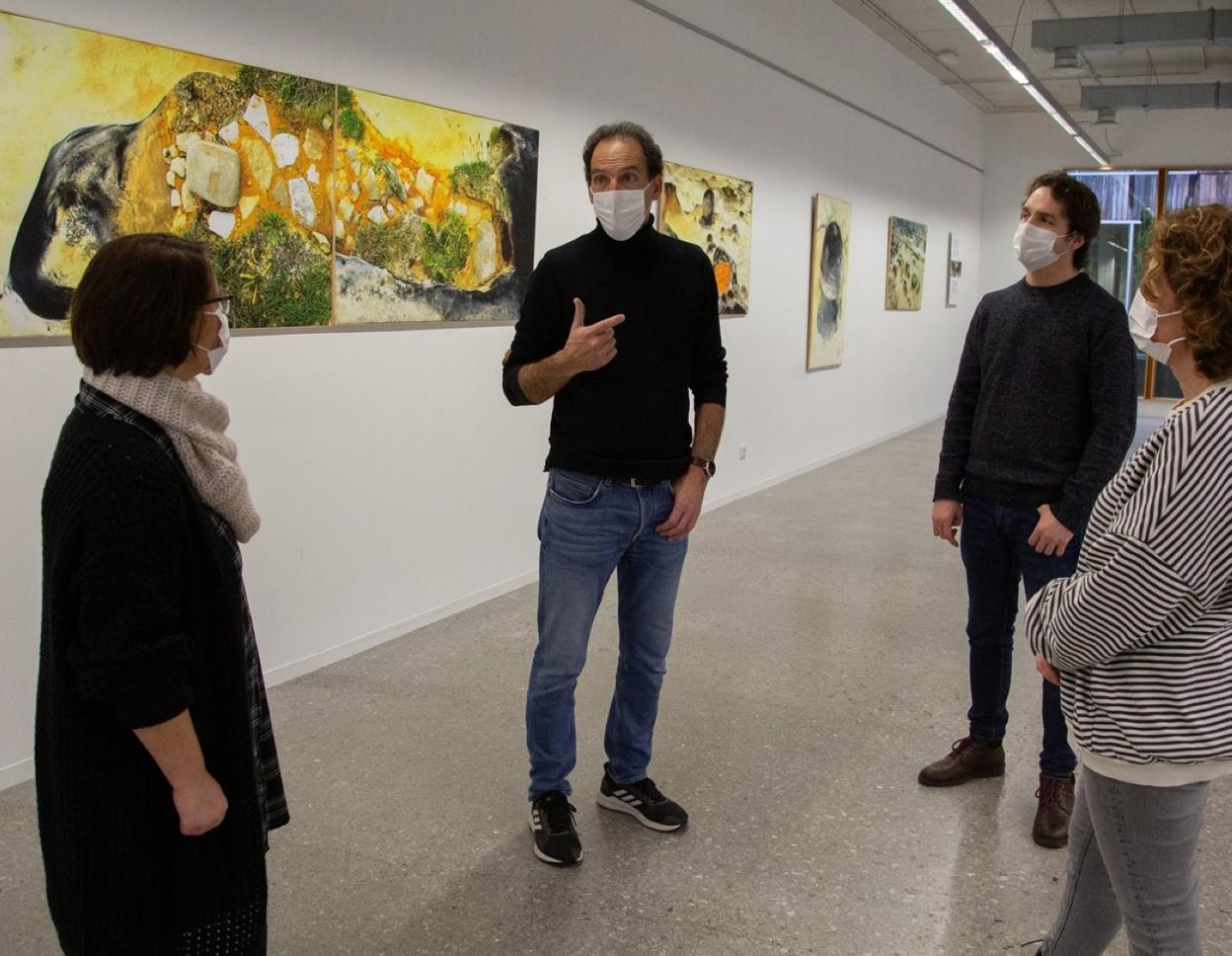 Jabi Cruz Carlos Santamaria Zentroan; Jaizkibilen sortutako irudien inguruko azalpenak ematen. 