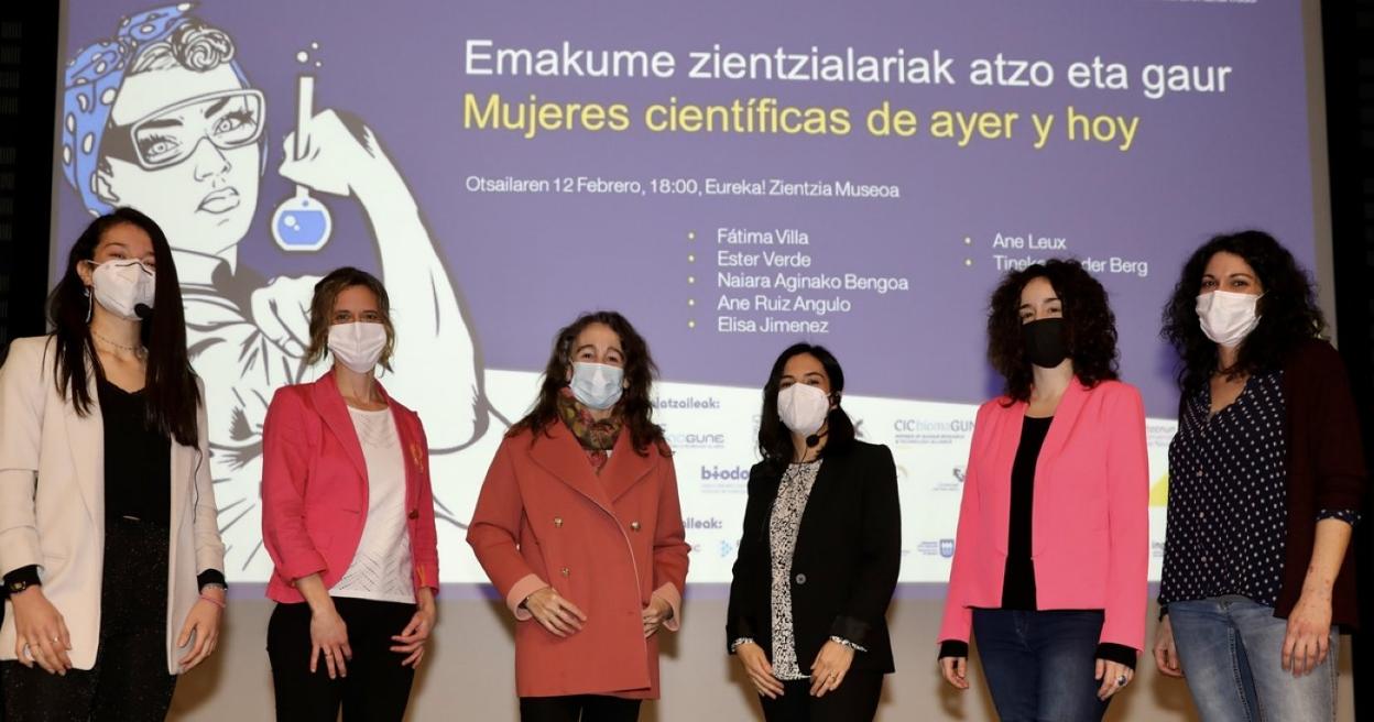 Marisol Garmendia, concejala de Fomento de San Sebastián (en el centro), con las ponentes del acto.