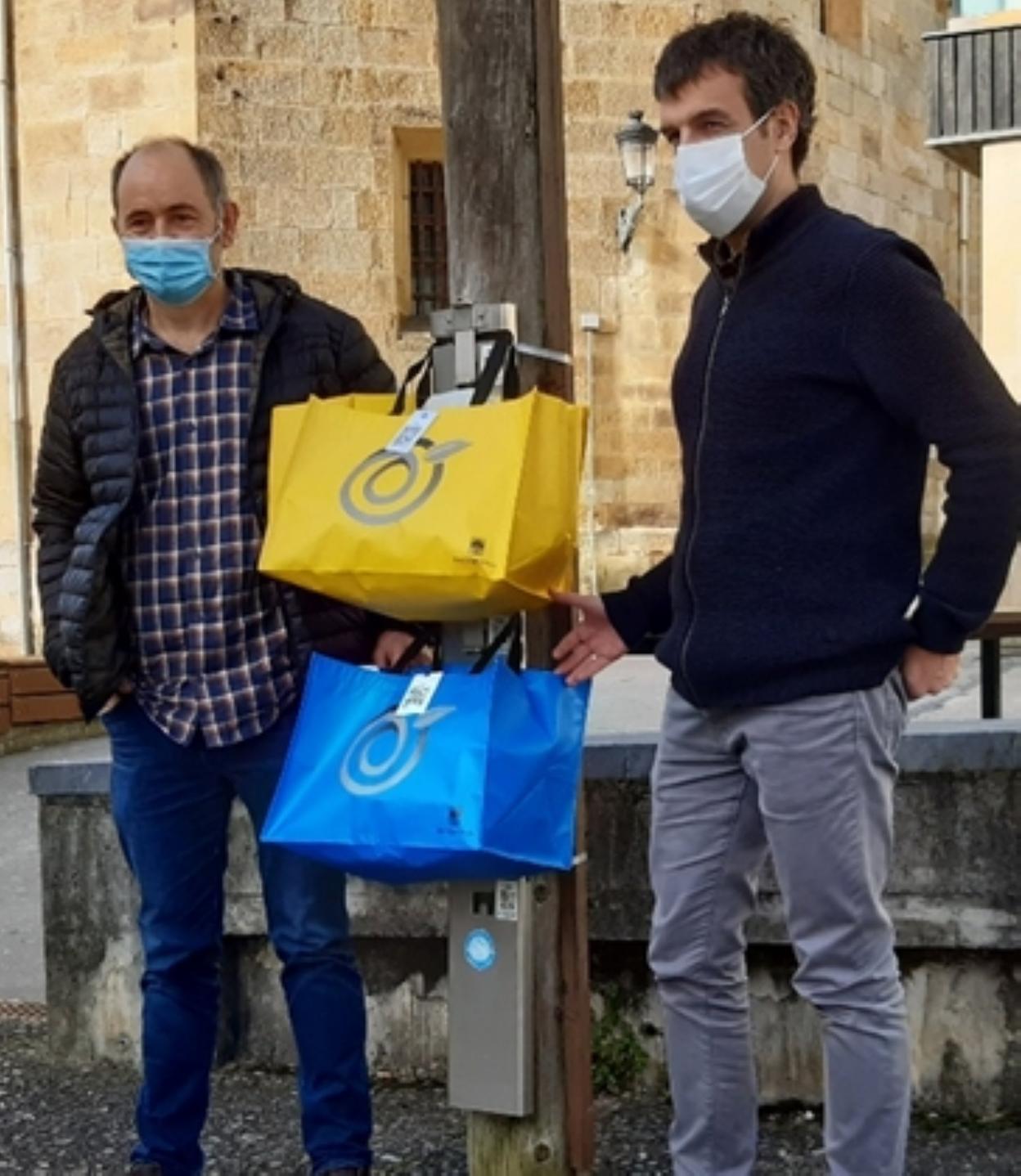 Banatuko diren poltsa berriak. 