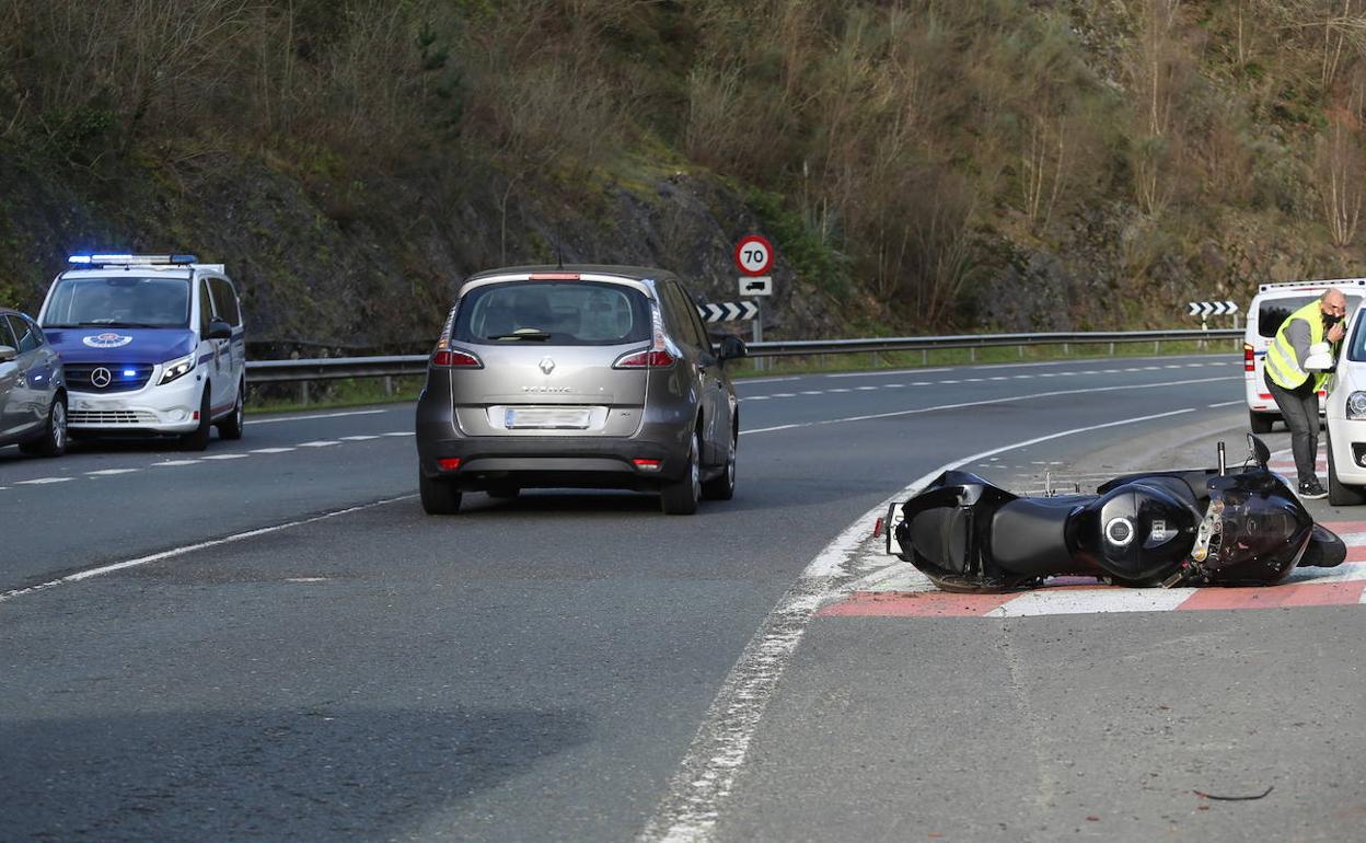 Imagen del accidente registrado ayer en el alto de Azkarate. 