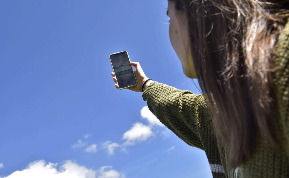 Bedaioko bizilagun batek arazoak ditu mugirrarekin koberturaren seinalea jasotzeko.