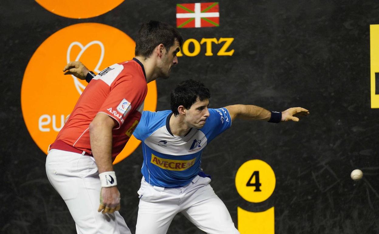 Ezkurdia y Altuna III, en su partido de la primera vuelta en Bergara. 