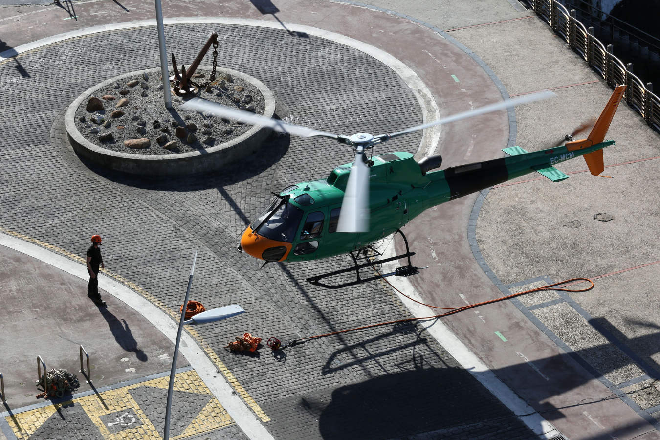 Así ha sido el traslado en helicóptero de la grúa que estaba en la isla