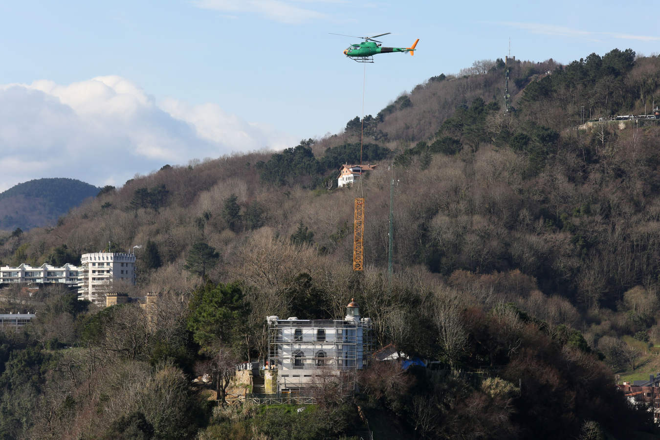 Así ha sido el traslado en helicóptero de la grúa que estaba en la isla