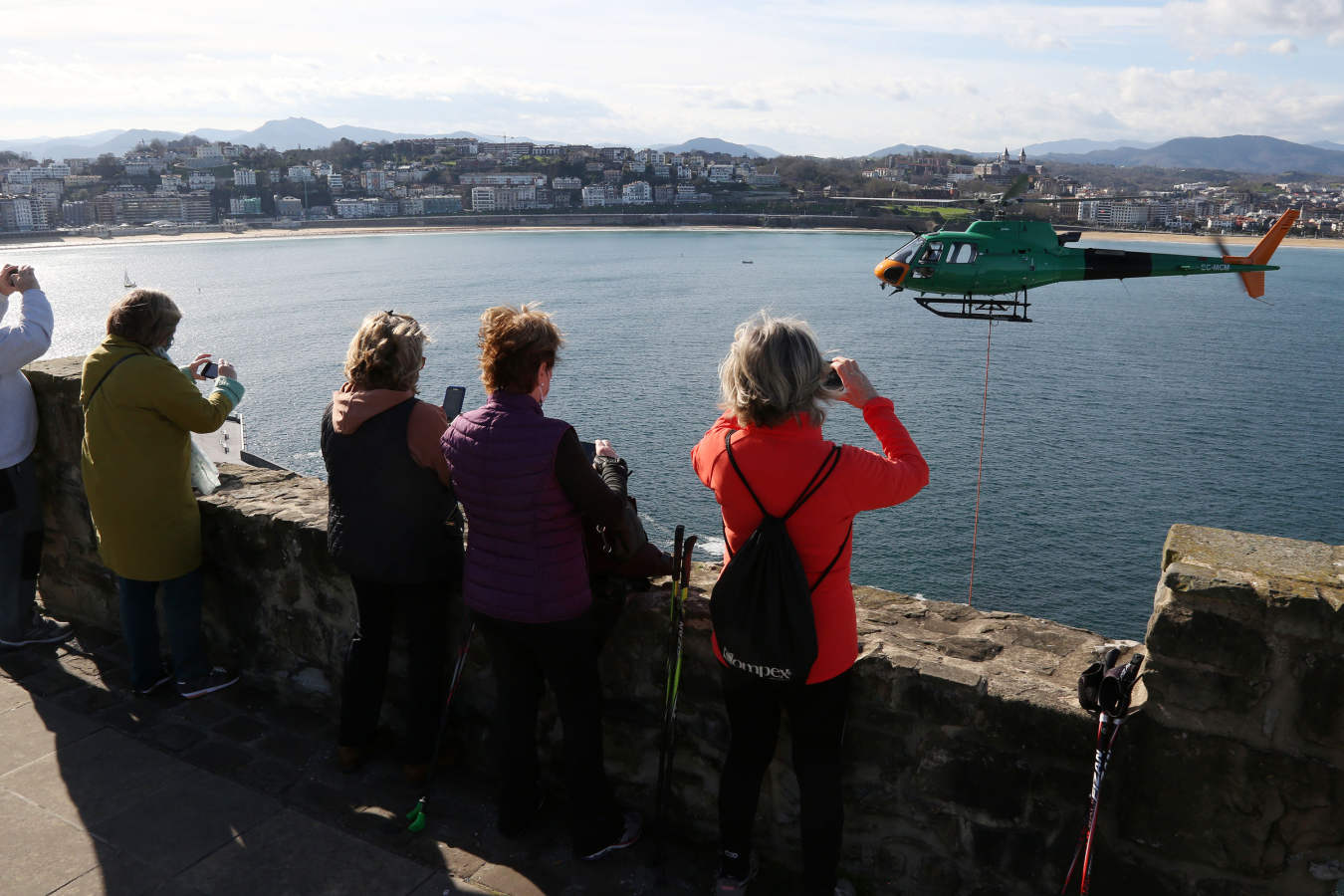 Así ha sido el traslado en helicóptero de la grúa que estaba en la isla