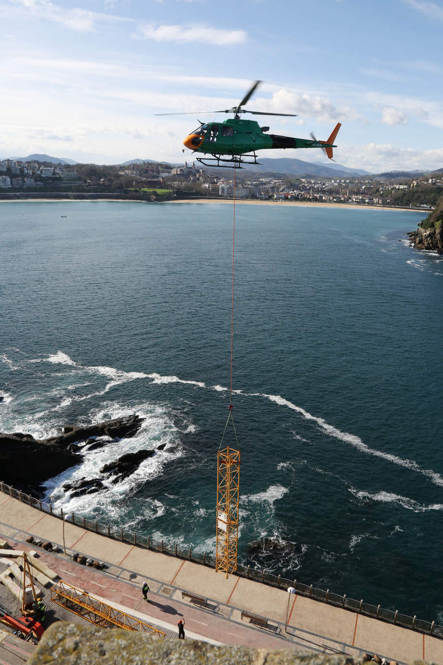 Así ha sido el traslado en helicóptero de la grúa que estaba en la isla