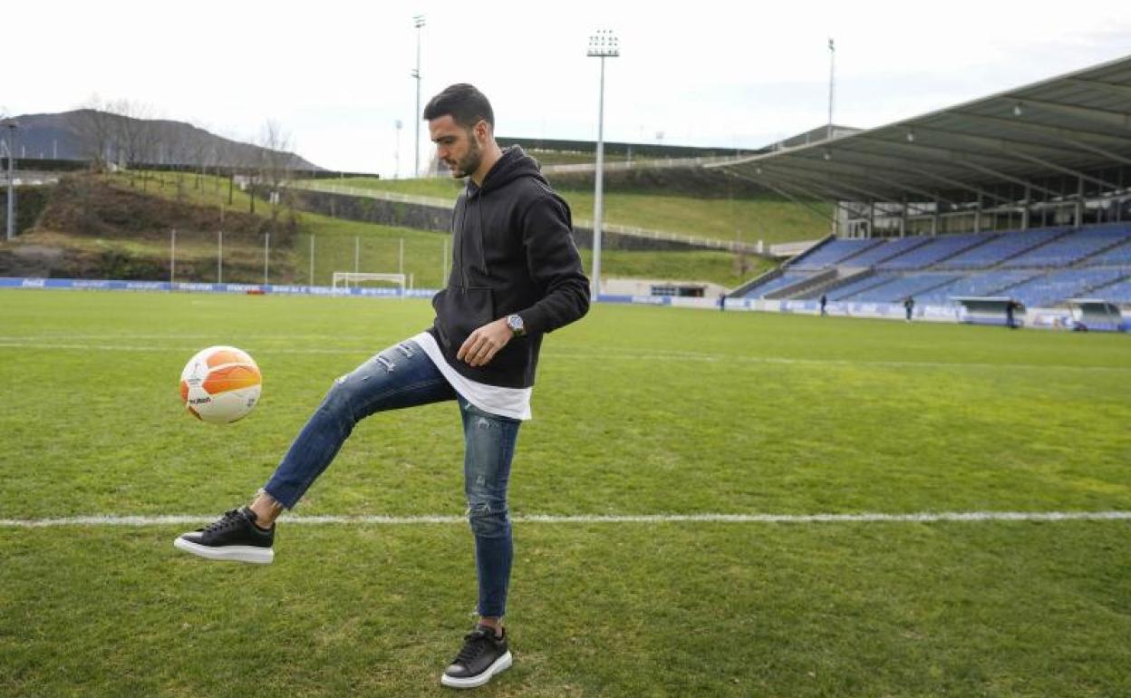 El centrocampista blanquiazul juguetea con el balón de la Europa League.