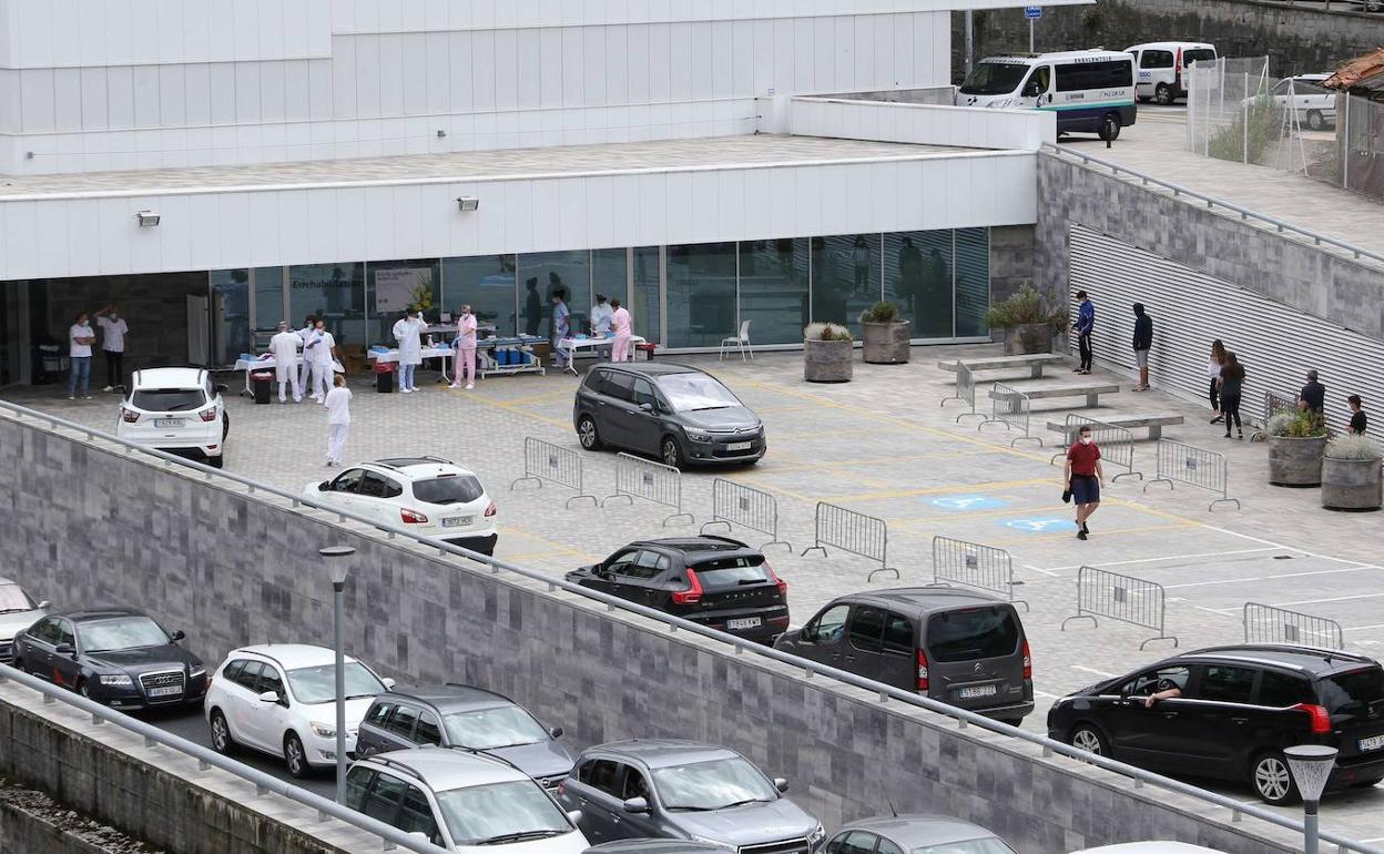 Imagen del cribado masivo en coche realizado el pasado mes de julio en el Hospital de Eibar.