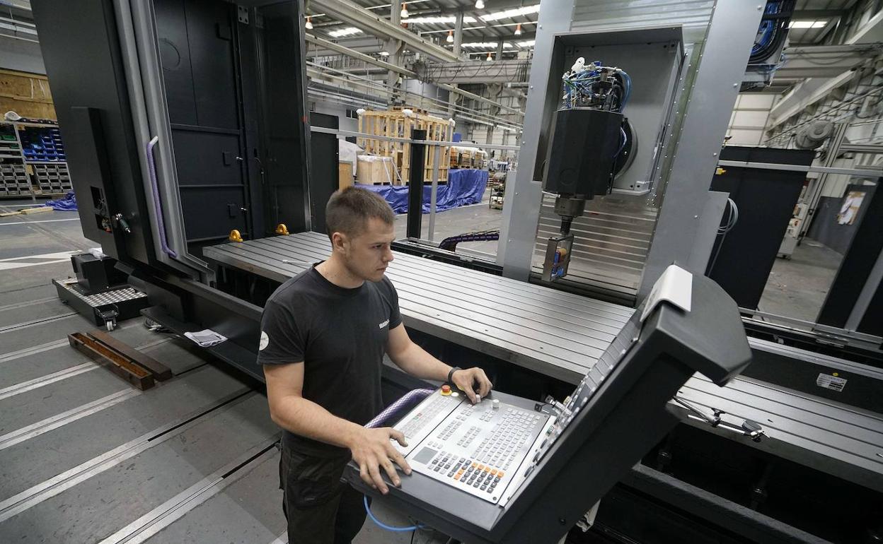 Un operario de una compañía guipuzcoana de máquina herramienta realiza comprobaciones