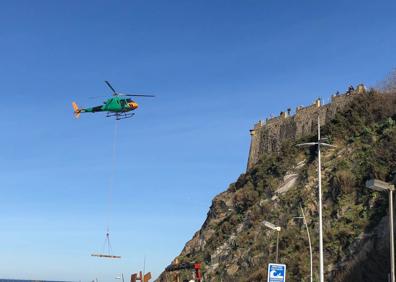 Imagen secundaria 1 - 1.- El piloto Arturo Fernández antes de subirse a la cabina | 2.- El helicóptero sobrevolando el Paseo Nuevo | 3.- El crespón negro en el helicóptero en honor al piloto donostiarra Haritz Galarraga