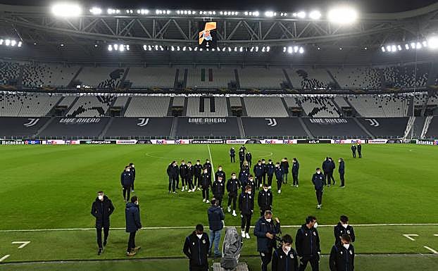 Como en casa. El escudo de la Real, en la grada del estadio de la Juventus.