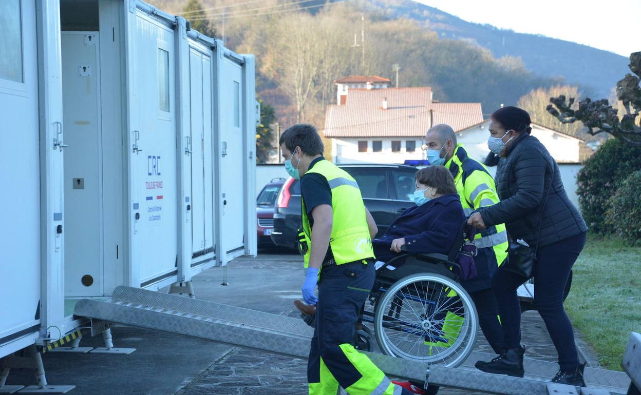 Camión. Navarra utiliza una unidad móvil para no saturar los centros de salud.