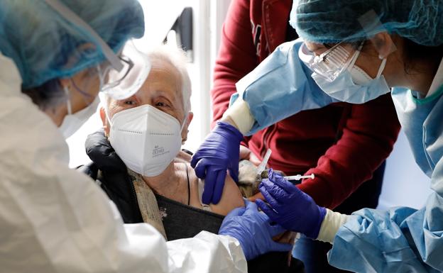 La vacunación de la personas mayores arrancará la semana que viene con los mayores de cien años