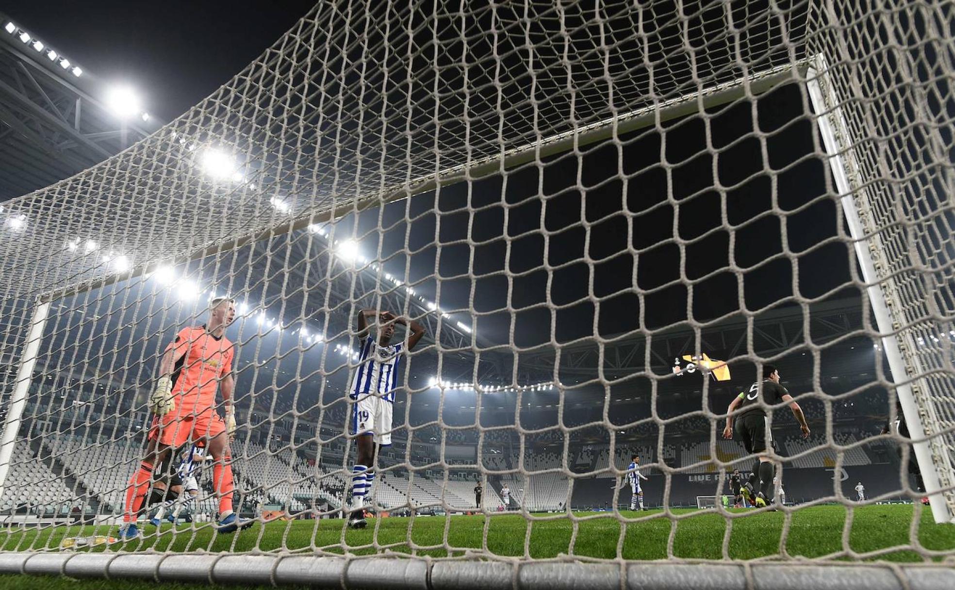 Remiro observa el balón dentro de su portería en uno de los goles del Manchester United. 