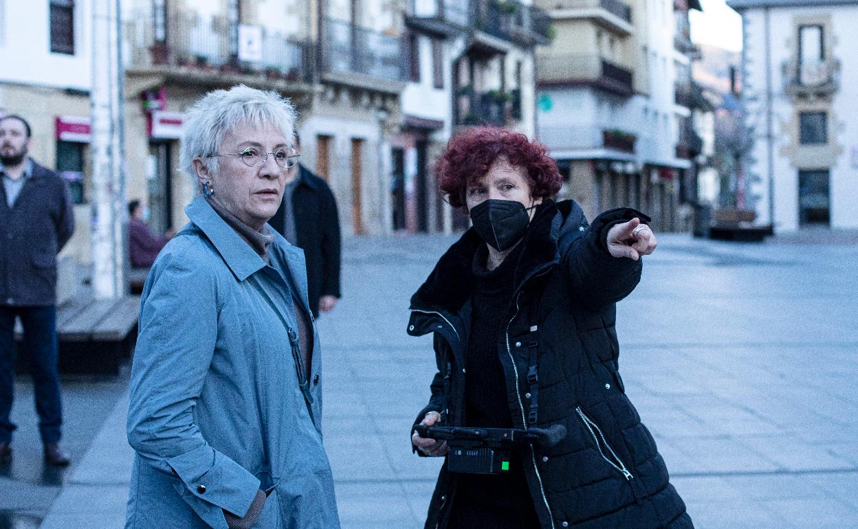 Blanca Portillo, caracterizado como Maixabel, atiende las órdenes de Icíar Bollaín. 