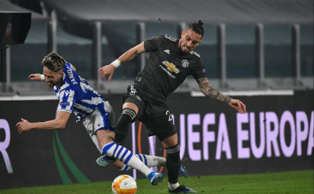 Alex Telles realiza una entrada a Januzaj para quitarle el balón