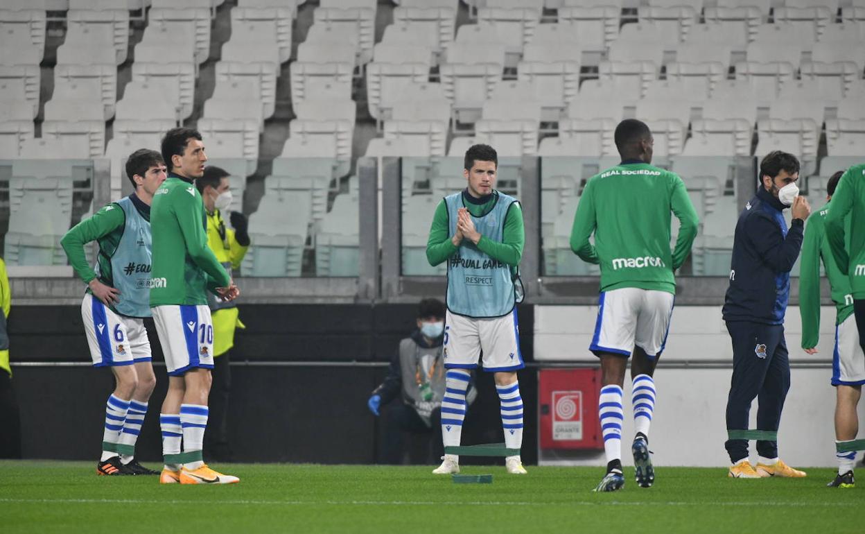 Aritz Elustondo realiza ejercicios de calentamiento en el Juventus Stadium, poco antes de retirarse lesionado.