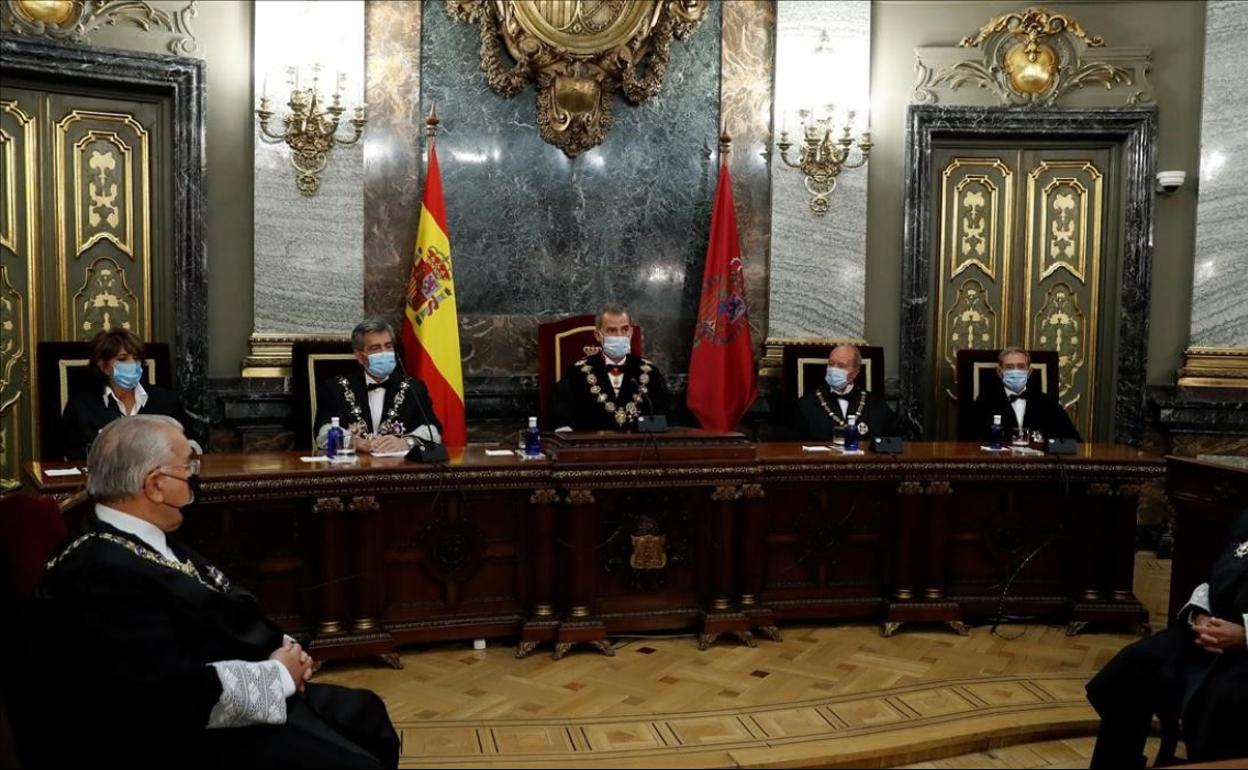 El rey Felipe VI, entre el presidente del Consejo General del Poder Judicial (CGPJ) Carlos Lesmes (segundo por la izquierda) y el ministro de Justicia Juan Carlos Campo, en la inauguración del año judicial en Madrid, el 7 de septiembre pasado