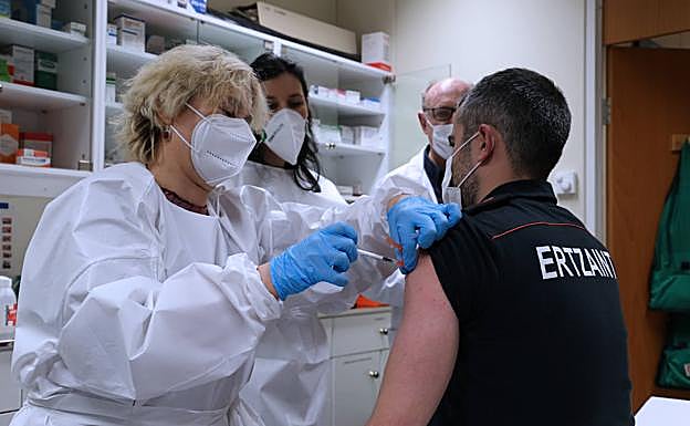 Los centenarios serán los primeros mayores en recibir las dosis de Pfizer 