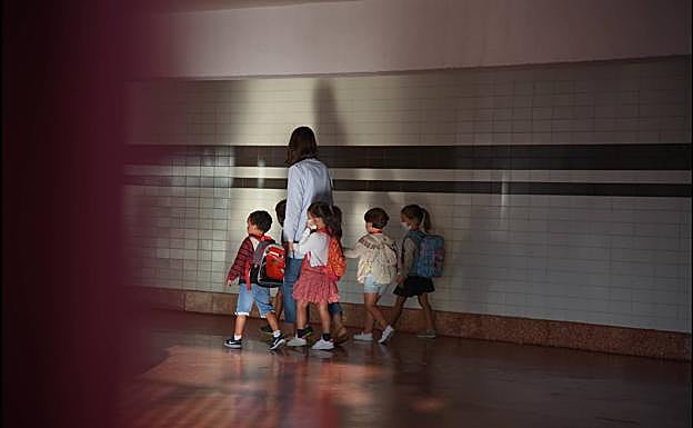 Los profesores vascos de Educación Infantil y Especial serán los primeros en vacunarse en las escuelas