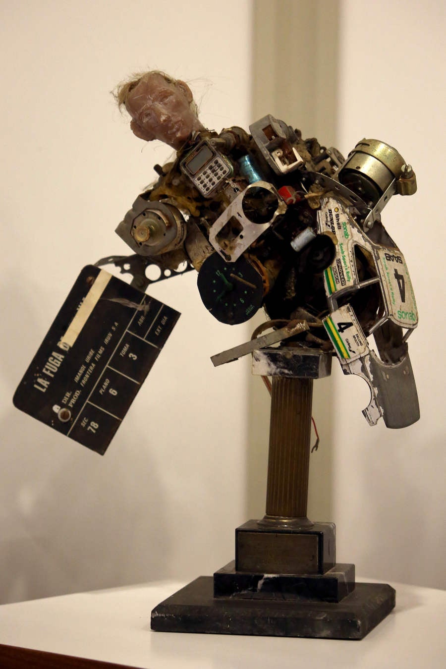 D.Museoa alberga desde este viernes y hasta el próximo 20 de mayo una exposición que, bajo el título 'Espacio para una Aparición', muestra las diferentes visiones de la iconografía cristiana de Gorka Salmerón y Joxan Iza que exponen juntos por primera vez.